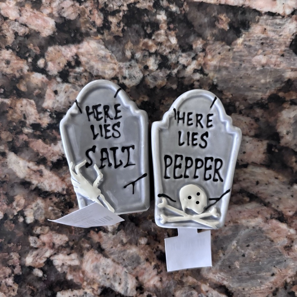 Cracker Barrel Halloween Tombstone Salt & Pepper Shaker Set New